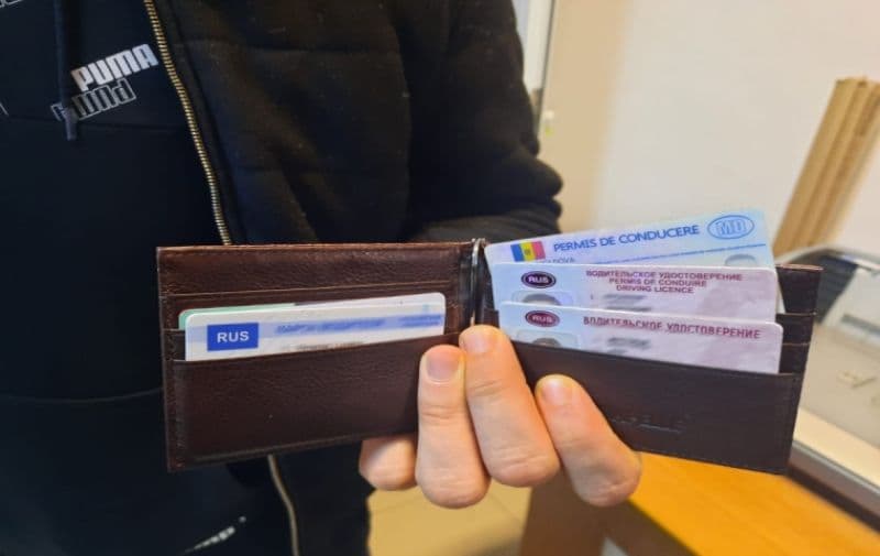 Trei permise de conducere false descoperite asupra unui cetățean din Republica Moldova