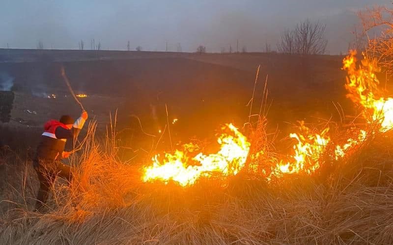 Nouă incendii în mai puțin de zece ore, la Botoșani - FOTO