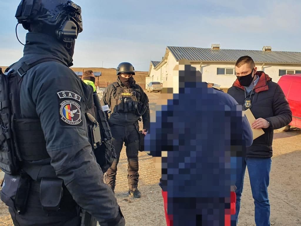 Percheziții domiciliare în două comune din județul Botoșani, la persoane bănuite de furt - FOTO