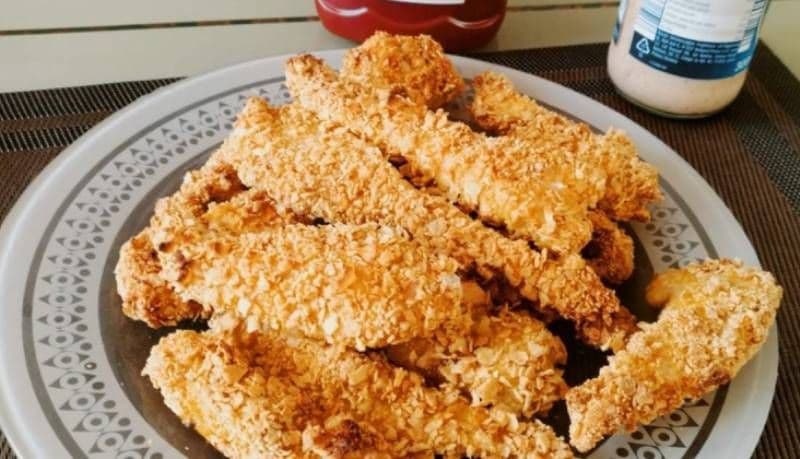 Strips piept de pui cu tărâțe și iaurt la cuptor