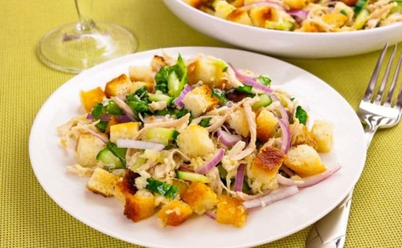 Salată cu crutoane