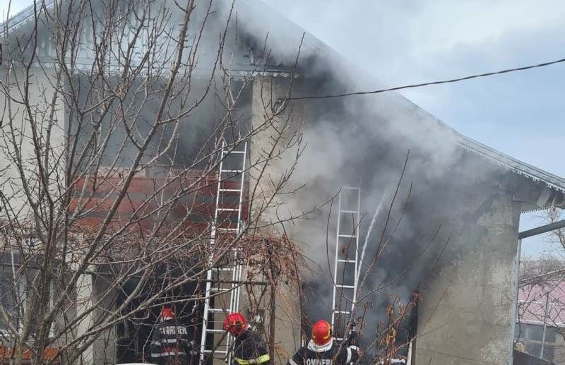 Incendiu la Darabani! O familie a rămas fără o parte din agoniseală din cauza jarului căzut din sobă - FOTO
