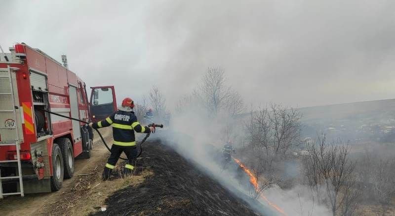 Șapte incendii într-o singură zi din cauza focurilor făcute pentru arderea miriștilor ori a resturilor menajere
