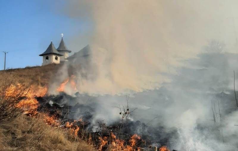 Incendiile de vegetație iau amploare în județul Botoșani! 13 incendii produse vineri - FOTO