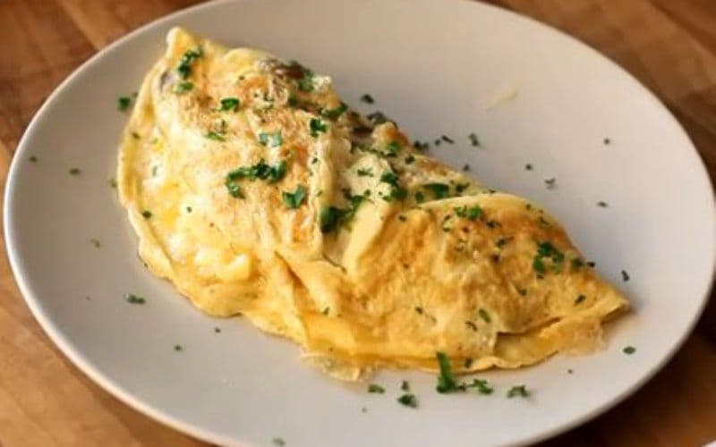 Omletă simplă cu ciuperci, șuncă și pătrunjel