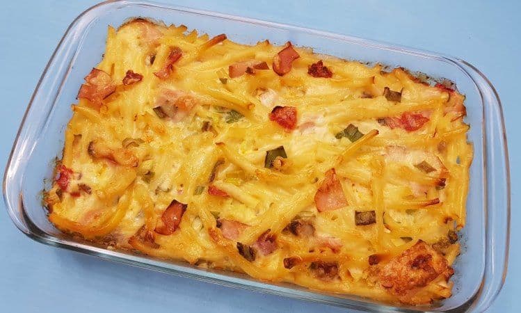 Budincă de paste cu brânză și carne de pui
