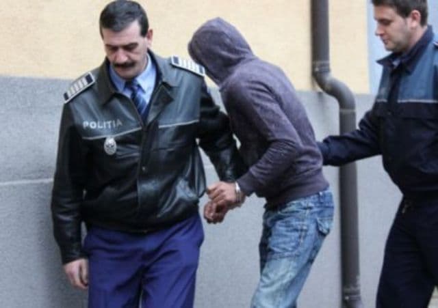Tânăr „săltat” de poliţişti direct din curtea casei şi dus sub escortă la Penitenciar