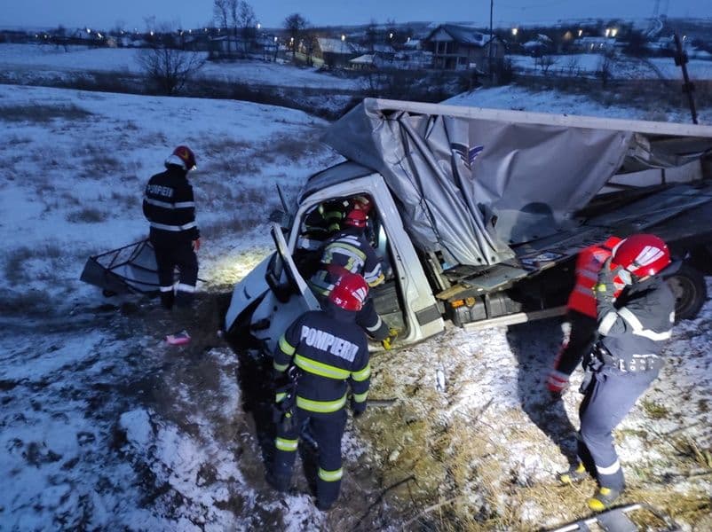 ACCIDENT în această dimineață! Doi bărbați au avut nevoie de îngrijiri medicale - FOTO