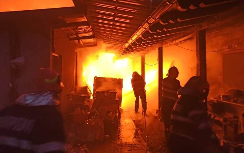 Incendiu violent în Pascari! Depozite de furaje și lemne, anexă și acoperișul unei case cuprinse de flăcări - FOTO
