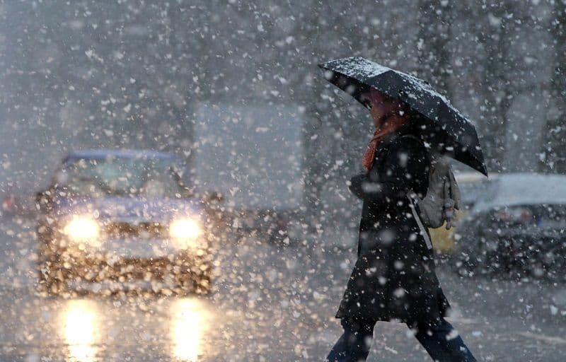 Informare meteo precipitații predominant sub formă de ninsoare, strat de zăpadă