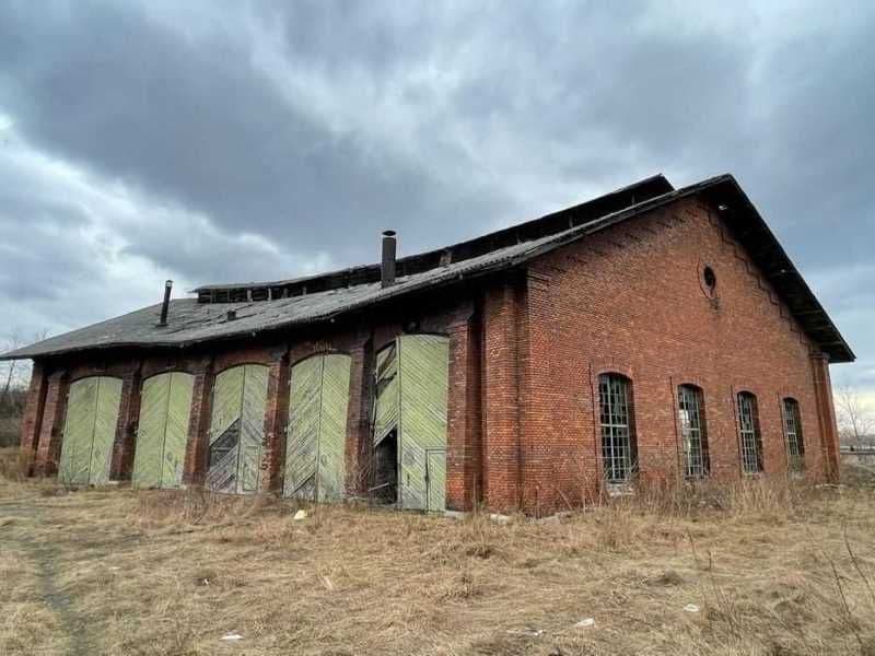 Două clădiri industriale și o cale ferată de la Remiza CFR Dorohoi sunt scoase la vânzare pe OLX