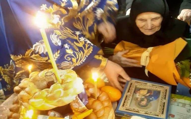 Bunica Anica la împlinirea vârstei de 100 de ani, sărbătorită în mijlocul comunității de credincioși - FOTO