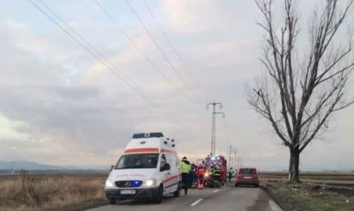 Copil de 6 ani rănit după ce mașina în care se afla a intrat într-un mal de pământ