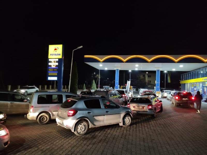 Cozi la benzinării în Dorohoi și în toată țara după apariția zvonurilor despre scumpirea carburanților