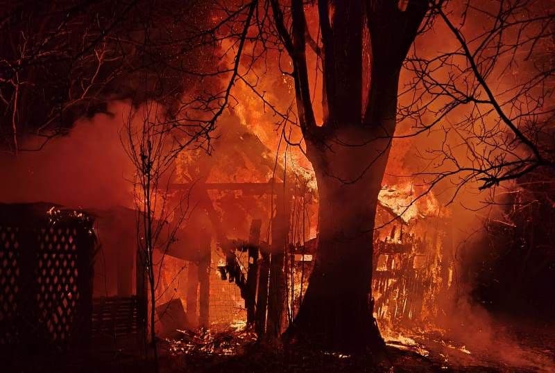 Incendiu violent izbucnit în apropierea Gării Botoșani - FOTO