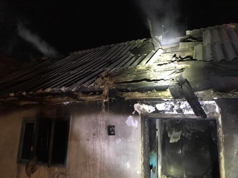 Incendiu la Pădureni! Casă cuprinsă de flăcări în urma unui scurtcircuit - FOTO
