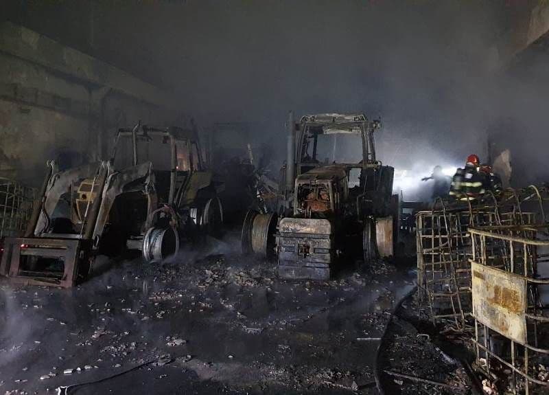 Incendiu puternic la Frumușica! Mai multe utilaje agricole și cereale distruse de foc - FOTO