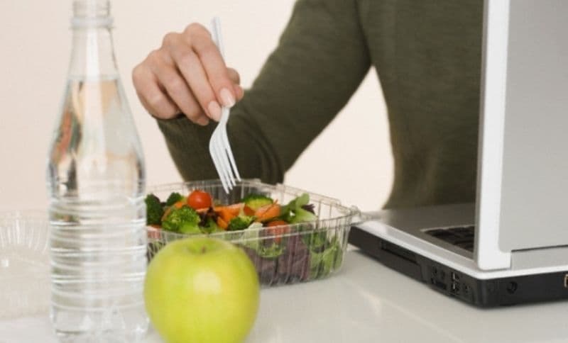 Trucuri pentru o alimentație sănătoasă la birou