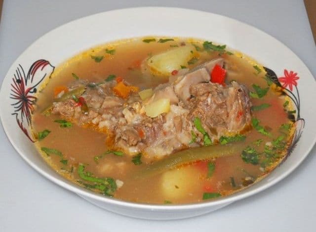 Ciorbă din oase de porc