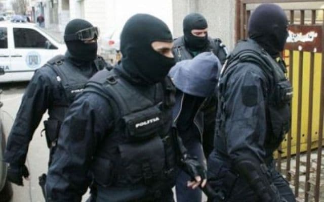Tânăr „săltat” de poliţişti direct de la spital şi adus sub escortă la Penitenciar