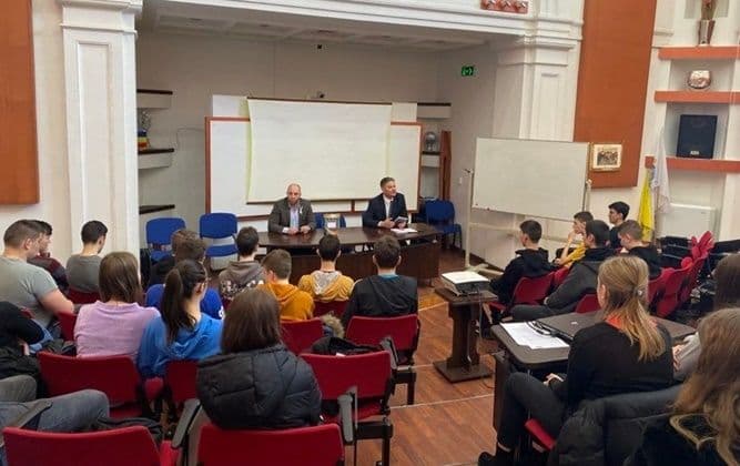 „Voi sunteți viitorul și eu am încredere în voi!” – mesajul invitatului săptămânii la Colegiul Național „Grigore Ghica” Dorohoi - FOTO