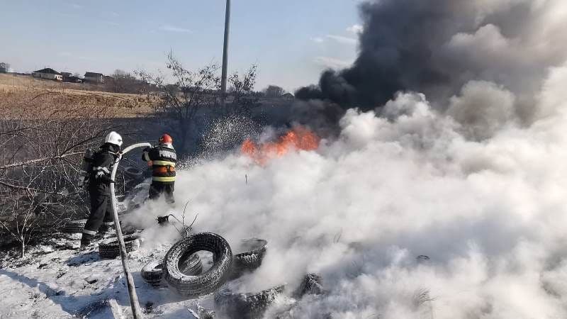 Incendiu puternic de vegetație uscată izbucnit la intrarea în Botoșani, dinspre Iași