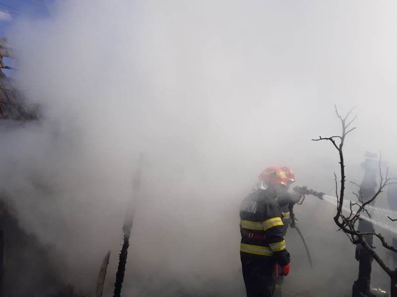 Două case, un grajd și vegetația uscată de pe 20 de hectare au ars în urma a 11 incendii - FOTO