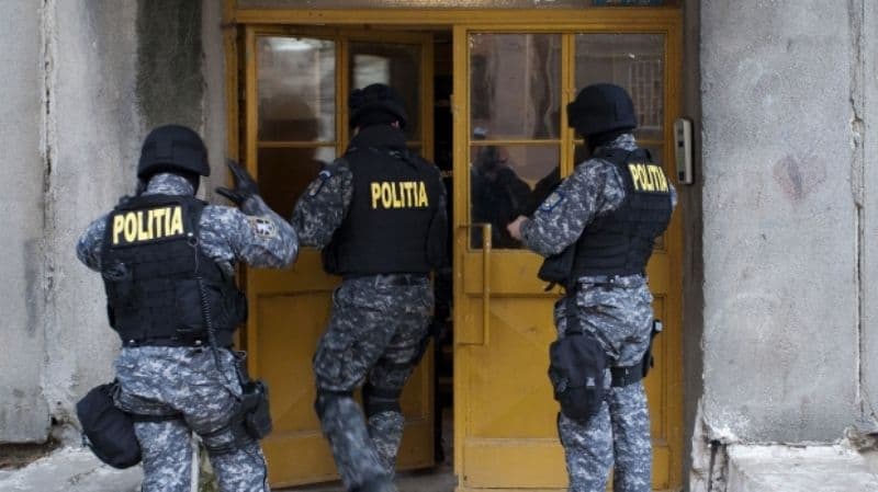 Percheziții domiciliare la un tânăr bănuit de comiterea a trei infracțiuni 