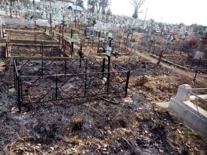 Primim la redacție – Probleme în cimitir: „Ceea ce este în cimitirul nostru este o profanare de morminte”