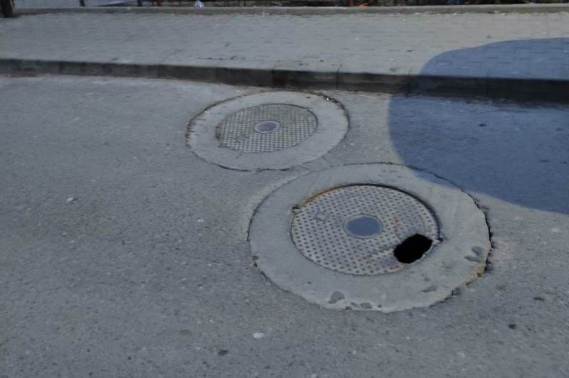 Primim la redacție – Un capac de canal creează probleme: „Sper ca autoritățile să găsească unul corespunzător”