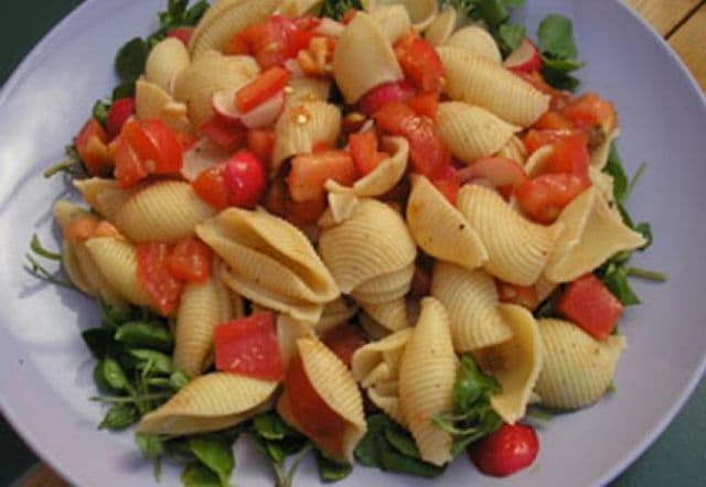 Salată de paste cu roșii uscate și busuioc