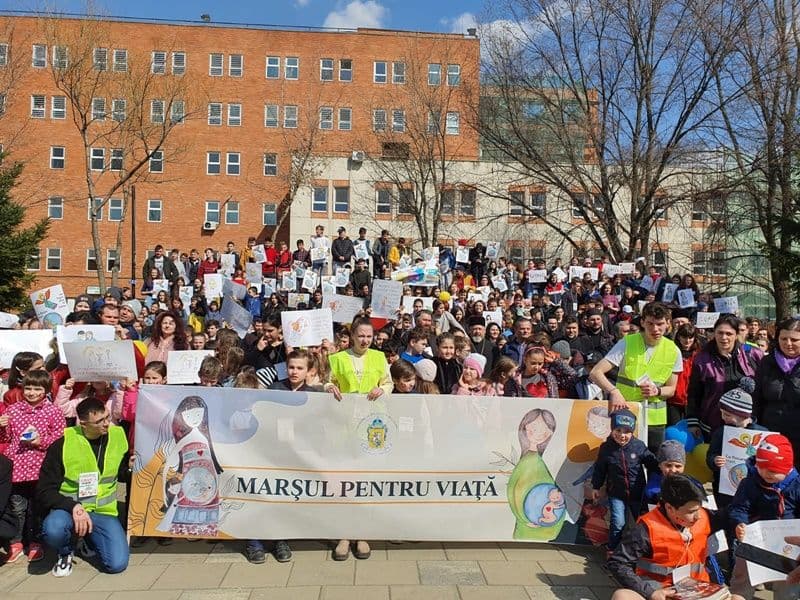 Marșul pentru viață s-a bucurat de un public numeros la Dorohoi - FOTO