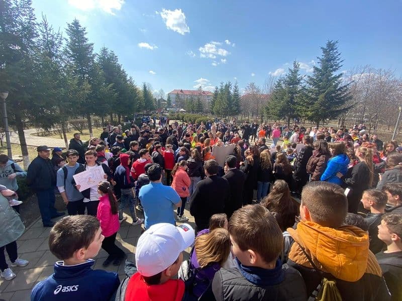 Elevi ai Colegiului Național „Grigore Ghica” Dorohoi, voluntari în cadrul evenimentului internațional „Marșul pentru Viață” - FOTO