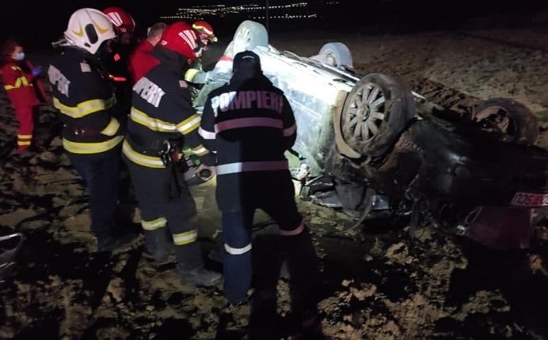 Tânăr rănit după ce autoturismul pe care îl conducea a ieşit de pe şosea şi s-a răsturnat - FOTO