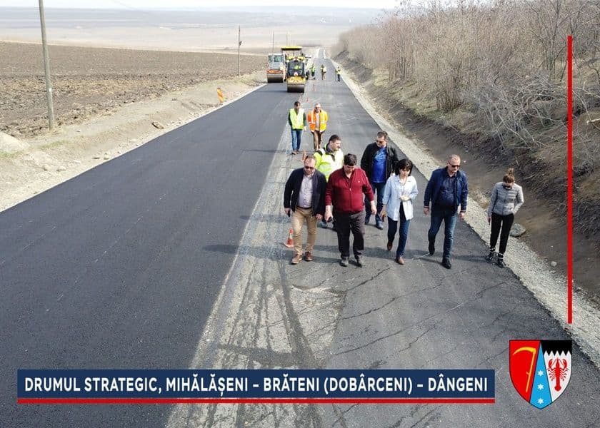 Asfalt turnat pe sectorul Mihălășeni – Dângeni din Drumul Strategic - FOTO