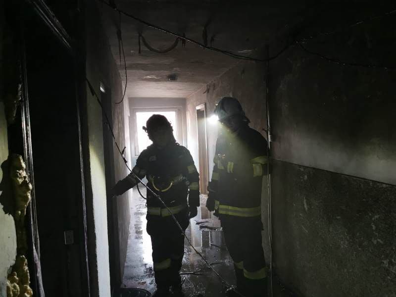 Garsonieră cuprinsă de flăcări la Botoșani! Un bărbat a fost salvat de pompieri – FOTO