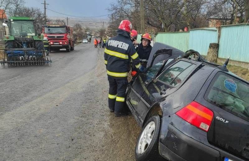Accident! Patru bărbați răniți după ce mașina în care se aflau s-a izbit într-un tractor - FOTO