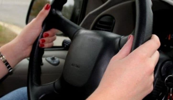 „Cursuri” de șofat, întrerupte de polițiști. Adolescentă de 17 ani, prinsă la volan, într-o comună botoșăneană