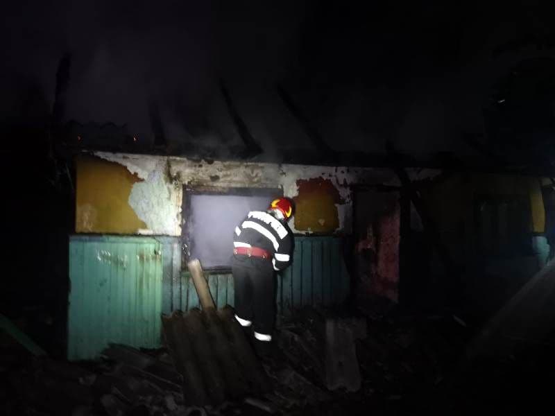 Casă din Pomârla cuprinsă de flăcări după ce proprietarul a adormit în timp ce fuma