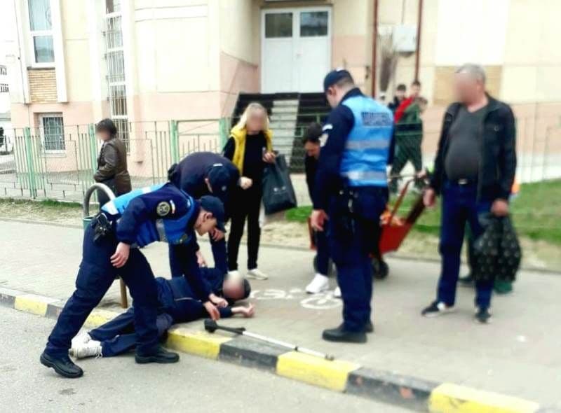 Bărbat căzut pe un trotuar din Botoșani ajutat de jandarmi până la sosirea ambulanței