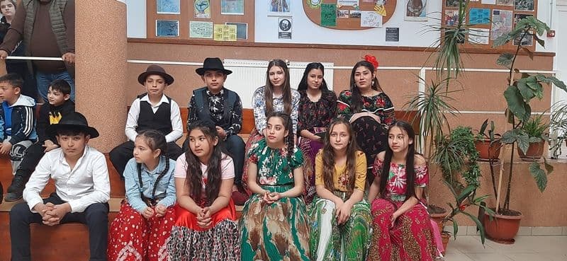 Evenimente artistice cu ocazia Zilei Internaționale a Rromilor la Școala „Ștefan cel Mare” Dorohoi - FOTO