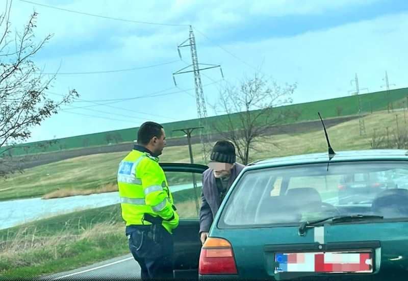 Bătrân de 91 de ani fără permis prins la volanul unei mașini fără ITP, asigurare și cu numere false