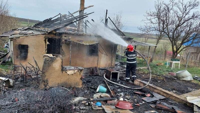 Bătrân rămas fără casă în urma unui incendiu, la Știubieni - FOTO