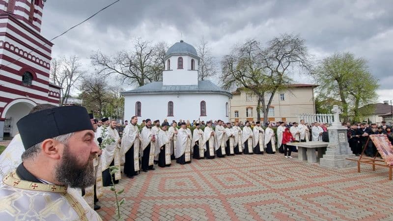 Pelerinajul de Florii în municipiul Dorohoi - icoană înaintevestitoare a bucuriei Sfintelor Paşti - FOTO