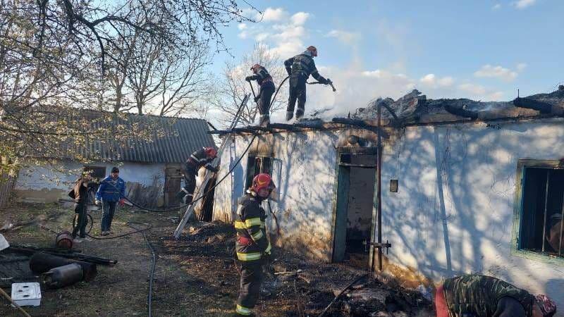 Trei familii din județul Botoșani, au rămas fără acoperiș deasupra capului în urma unor incendii - FOTO