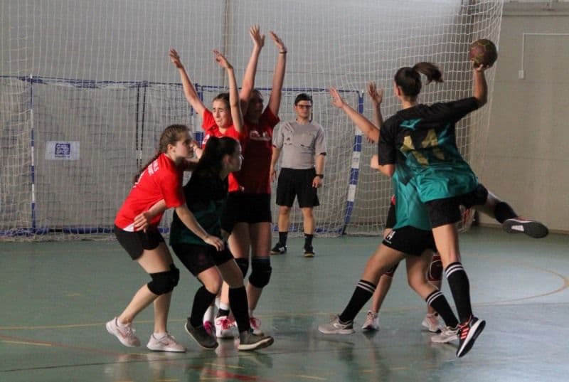 Elevii Școlii Gimnaziale „Mihail Kogălniceanu” Dorohoi prezenți la fazele zonale de handbal și fotbal - FOTO