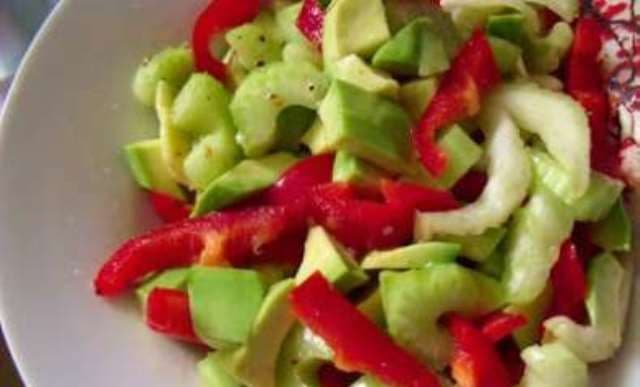 Salată cu avocado, tulpini de țelină și ardei