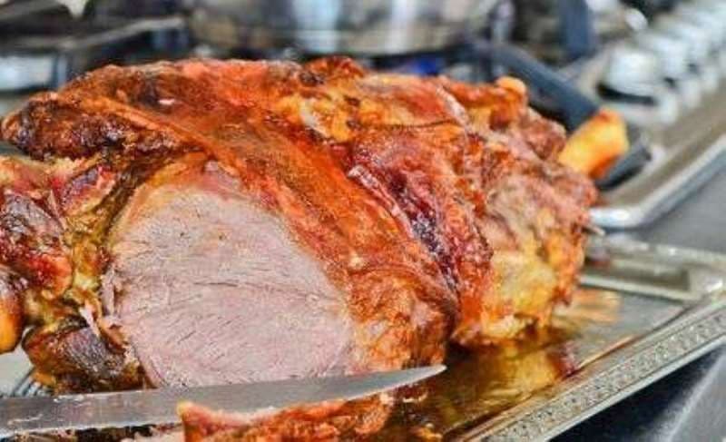 Pulpă de miel în sare cu rozmarin