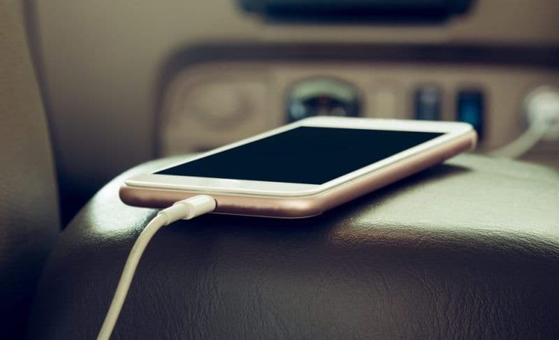 De ce să nu încarci telefonul în maşină. Greşeala făcută de mulţi şoferi