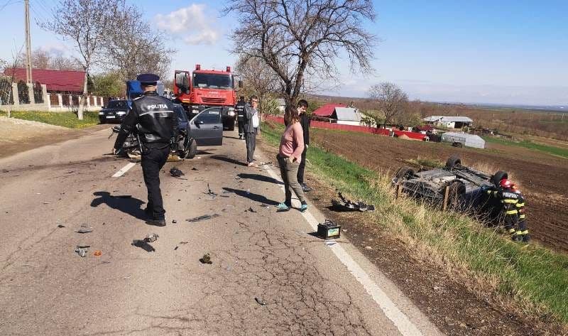 Accident la Văculești! O persoană a fost rănită după impactul dintre două mașini - FOTO